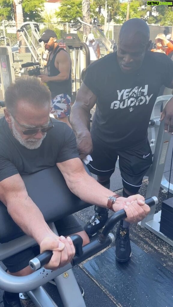 Arnold Schwarzenegger Instagram - Pumping with 👑 @ronniecoleman8. Get your pump delivered to your inbox for free every day at the link in my bio.