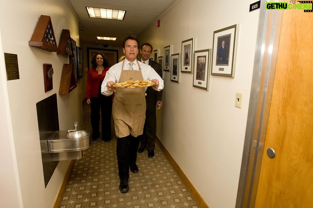 Arnold Schwarzenegger Instagram - PUT THAT COOKIE DOWN! Join the village at the link in my bio!