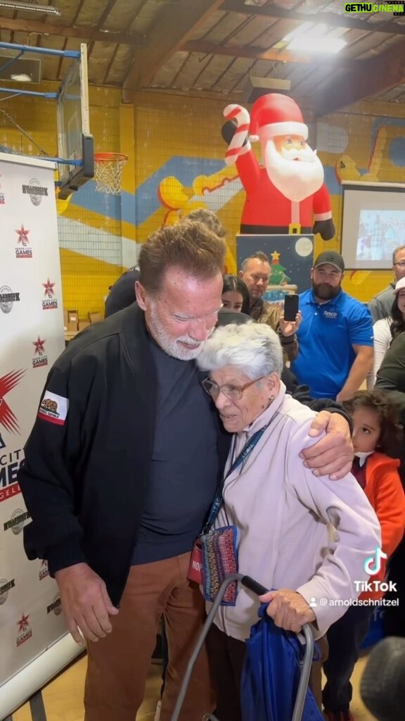 Arnold Schwarzenegger Instagram - A three decade tradition. Giving out turkeys at the Hollenbeck Center in East LA! How do you give back this time of year? 💪 ❤