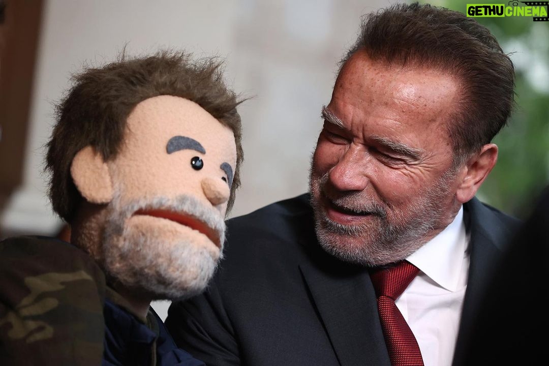 Arnold Schwarzenegger Instagram - What a night. It was fantastic to celebrate FUBAR with the whole team. Add it your Netflix list, do it now! Watch it on Thursday.