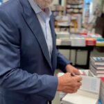 Arnold Schwarzenegger Instagram - Since I was in New York, I did sneak attacks at @barnesandnoble to sign all the copies I found of Be Useful and give you a little bit of a treasure hunt. Enjoy!