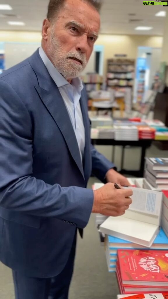 Arnold Schwarzenegger Instagram - Since I was in New York, I did sneak attacks at @barnesandnoble to sign all the copies I found of Be Useful and give you a little bit of a treasure hunt. Enjoy!