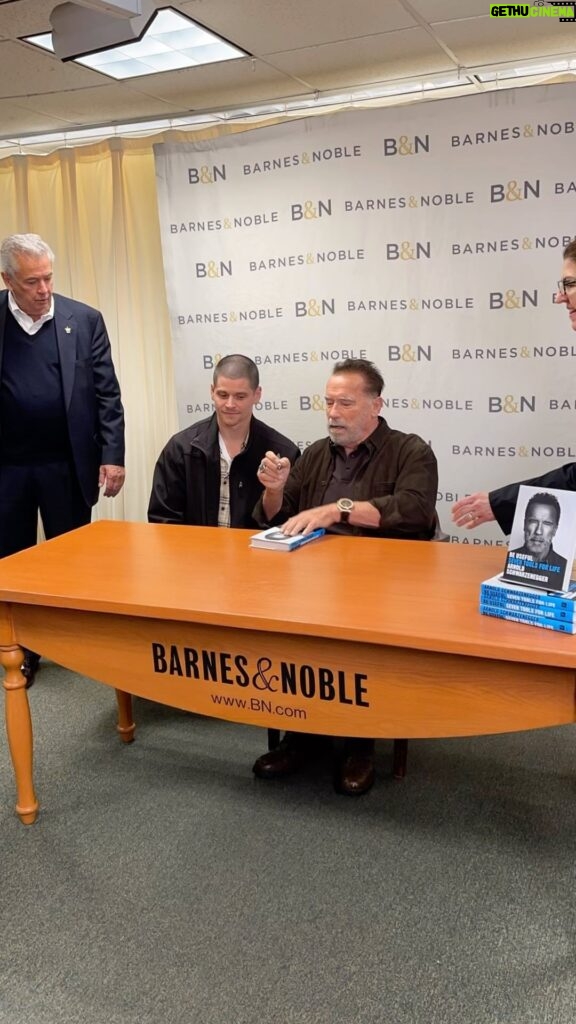 Arnold Schwarzenegger Instagram - I love meeting my fans! What a fun event at @bnfifthavenue in New York. Let’s build a positive army of useful people!