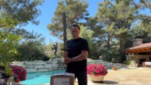 Arnold Schwarzenegger Instagram - I got the first box of my books, so I brought the whole team to inspect them. Pre-order Be Useful NOW at the link in my bio! 

I know my rules can help you, no matter what you want to do in life, because they’ve helped me every step of the way.