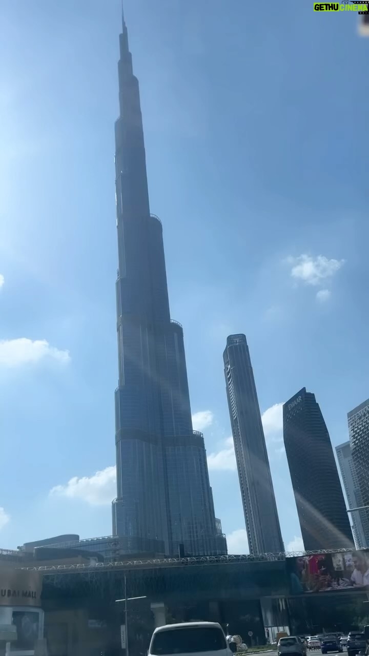 Arti Singh Instagram - One more wish come true .Zindagi . Isi ko kehte hain na . Jahan aap apne chote bade sapne pure karna chahte ho.last time when I came I couldn’t come to Burj . My budget finished and now I fulfilled that wish . Thankfull and gratefull forever .
