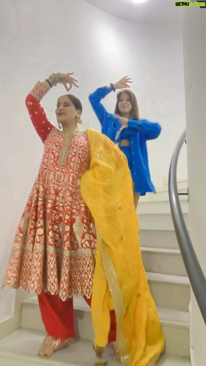 Arti Singh Instagram - When dancing backstage is a new trend! Dancing with the ever so graceful & gorgeous Big Boss Fame @artisingh5 at The Comedy Junction, Terminal 1 What can I say about you @artisingh5 you are so pure hearted & down to earth, it was a true pleasure to work with you & spend quality time backstage. Thank you for your kindness to our kids & dancers from @rkdancedubai @rkdancedubai @rkdancesharjah @rkentertainment6989 @starztrip @rrex777 @binddiyapattni