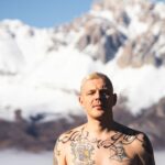 Artyom Khorev Instagram – Сними с меня страх как слои одежды
Вытащи на свет костра я соберу валежник
Проведи сквозь ледоход безбрежный 
С перевала Дятлова к мысу Доброй Надежды 

Пхото @nakifaria 

А 23.12.2022 выйдет альбом нашего сайд-проекта. 

Всем мир🖖🏿 Северная Осетия