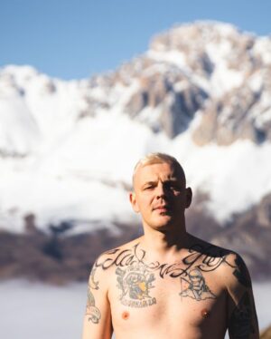 Artyom Khorev Instagram - Сними с меня страх как слои одежды
Вытащи на свет костра я соберу валежник
Проведи сквозь ледоход безбрежный 
С перевала Дятлова к мысу Доброй Надежды 

Пхото @nakifaria 

А 23.12.2022 выйдет альбом нашего сайд-проекта. 

Всем мир🖖🏿