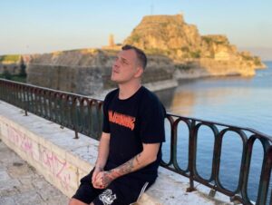 Artyom Khorev Instagram - Москва – Ереван – Актау – Астана – Алматы – Стамбул – Бейрут – Лимассол – Афины – Корфу – Вильнюс – Рига – Таллин – Питер – Москва. 
26 дней в дороге, десятки тысяч километров, 7 концертов, тысячи прекрасных людей, новых и старых знакомых. Это было незабываемое путешествие. 
Спасибо всем за гостеприимство и поддержку🙏🏿🖖🏿❤️

#anacondaz #disastertour