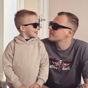 Artyom Khorev Instagram - Сынок, как же здорово, что ты сейчас маленький и тебе дела нет до всего, что происходит за пределами твоего маленького мирка. И как же здорово, что мы пока можем сохранять этот мирок. И его никто не освобождает, точечно по нему не бьет, не переворачивает, не защищает. Надеюсь так будет и дальше. И везде. 
Когда-нибудь нам придется это все обсуждать, но это будет потом. А пока вот тебе очки, панамка, сачок, беговел и погнали ловить бабочек да есть мороженое🤗

Всем мир 🖖🏿