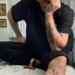 Artyom Khorev Instagram - Что объединяет Ортёма и Укоку? Они обе - прекрасные принцесски своего времени. Да и татухи у них набиты самым примитивным образом. #anacondaz #stayprimitive #handpoke #handpokedtattoo #handpoked Fox Box Tattoo