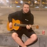 Artyom Khorev Instagram - А не спеть ли нам песню? 2 часа ночи, Барселона. Попросили у местных гитару и отметили день рождения @fakkkkking) Саня, @polezhaj привез частичку Озёр в Каталонию. Подышали, попели, посмеялись. Как раньше. Хоть на 10 минут. Всем мир 🖖🏿 #anacondaz #spain #barcelona #tour