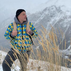 Artyom Khorev Instagram - Ласточки цветочки
Зайки ангелочки
В уютном закуточке да в своем мирочке
Деточки да в клеточке ленточки на веточке 
В миленьком мы домике живем как будто в гробике

Всем мира и хорошего дня🖖🏿

Поиграем?) Пусть каждый отметит важного для себя человека и пожелает ему что-нибудь эдакое хорошее! А мы все поддержим🤗

Пхото @nakifaria 
Тур @kosmaj_project