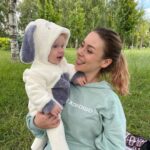 Artyom Khorev Instagram – С днем рождения, Алиночка-Любовь❤️

В моем сердечке ты отдельная пятая камера. И хоть я и говорил, что ты на третьем месте после острой шаурмы и тех печенек с орешками, что ты покупаешь, на самом деле ты на втором месте! Сразу после шаурмы😍Выше просто невозможно быть! Вот так сильно я тебя люблю🤗

Если бы мы были обувью, то ты была бы кроксами, в которых ходишь как по облачку. 
А если бы мы были неожиданными приятными сюрпризами, то ты была бы настоящим наследством от неизвестного родственника из Африки! 
Если бы мы были катышками, то ты была бы катышком в кармане пьяненького Достоевского, бредущего по пасмурному Питеру домой из кабака и обдумывающего сцену убийства старушки.
Кстати, распределяющая шляпа тебя бы точно отправила в Слизерин😈 Уверен ты бы сделала лучшее поносное зелье в Хогвартсе! И Дамблдор дал бы за это 50 очков факультету. Прямо из туалета! Передал бы через плаксу Миртл…

Спасибо за Рому, за дом, за уют, за терпение и за всё, всё, всё.

хохохо