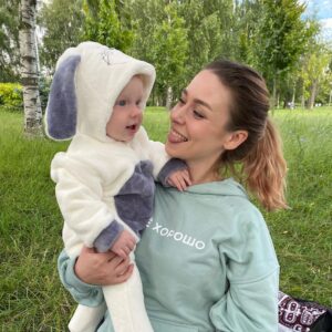Artyom Khorev Instagram - С днем рождения, Алиночка-Любовь❤️

В моем сердечке ты отдельная пятая камера. И хоть я и говорил, что ты на третьем месте после острой шаурмы и тех печенек с орешками, что ты покупаешь, на самом деле ты на втором месте! Сразу после шаурмы😍Выше просто невозможно быть! Вот так сильно я тебя люблю🤗

Если бы мы были обувью, то ты была бы кроксами, в которых ходишь как по облачку. 
А если бы мы были неожиданными приятными сюрпризами, то ты была бы настоящим наследством от неизвестного родственника из Африки! 
Если бы мы были катышками, то ты была бы катышком в кармане пьяненького Достоевского, бредущего по пасмурному Питеру домой из кабака и обдумывающего сцену убийства старушки.
Кстати, распределяющая шляпа тебя бы точно отправила в Слизерин😈 Уверен ты бы сделала лучшее поносное зелье в Хогвартсе! И Дамблдор дал бы за это 50 очков факультету. Прямо из туалета! Передал бы через плаксу Миртл…

Спасибо за Рому, за дом, за уют, за терпение и за всё, всё, всё.

хохохо