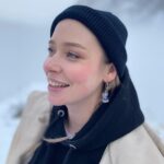 Artyom Khorev Instagram – С днем рождения, Алиночка-Любовь❤️

В моем сердечке ты отдельная пятая камера. И хоть я и говорил, что ты на третьем месте после острой шаурмы и тех печенек с орешками, что ты покупаешь, на самом деле ты на втором месте! Сразу после шаурмы😍Выше просто невозможно быть! Вот так сильно я тебя люблю🤗

Если бы мы были обувью, то ты была бы кроксами, в которых ходишь как по облачку. 
А если бы мы были неожиданными приятными сюрпризами, то ты была бы настоящим наследством от неизвестного родственника из Африки! 
Если бы мы были катышками, то ты была бы катышком в кармане пьяненького Достоевского, бредущего по пасмурному Питеру домой из кабака и обдумывающего сцену убийства старушки.
Кстати, распределяющая шляпа тебя бы точно отправила в Слизерин😈 Уверен ты бы сделала лучшее поносное зелье в Хогвартсе! И Дамблдор дал бы за это 50 очков факультету. Прямо из туалета! Передал бы через плаксу Миртл…

Спасибо за Рому, за дом, за уют, за терпение и за всё, всё, всё.

хохохо