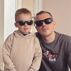Artyom Khorev Instagram - Сынок, как же здорово, что ты сейчас маленький и тебе дела нет до всего, что происходит за пределами твоего маленького мирка. И как же здорово, что мы пока можем сохранять этот мирок. И его никто не освобождает, точечно по нему не бьет, не переворачивает, не защищает. Надеюсь так будет и дальше. И везде. 
Когда-нибудь нам придется это все обсуждать, но это будет потом. А пока вот тебе очки, панамка, сачок, беговел и погнали ловить бабочек да есть мороженое🤗

Всем мир 🖖🏿