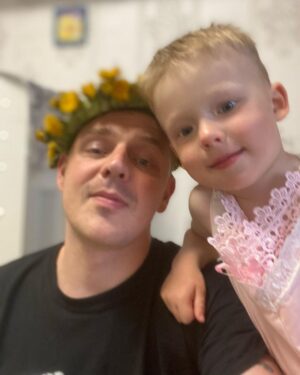 Artyom Khorev Instagram - улыбок тебе дед макар! 

Другой мудрости не приобрел за это время. 
Но с вами со всеми такими хорошими и так прекрасно живется) 
Берегите себя и своих❤️
Как-нибудь всё переживем и куда-нибудь придём🙃

Всех обнял, всем мир🤗🖖🏿