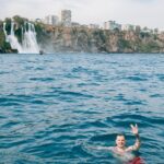 Artyom Khorev Instagram - Лодочка нашей любви налетела на пивные послеконцертные рифы и потерпела крушение. Целых три часа мы дрейфовали в море похмелья и сушняка. Благо вовремя подоспел танкер, перевозящий виски, и взял нас на борт! Мы были спасены!😭❤️ Репортаж с места событий: @daria_ashes Turkey,Antalya