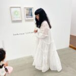 Asami Usuda Instagram - ふみこちゃんの個展へ キッキンやダイニングがとても似合うし、食器と写っているふみこちゃんが好き🍽️思い返せば2014年に見た「じぶんでやるわ！」展でも、パンと写ってる写真が好きだったな🥖