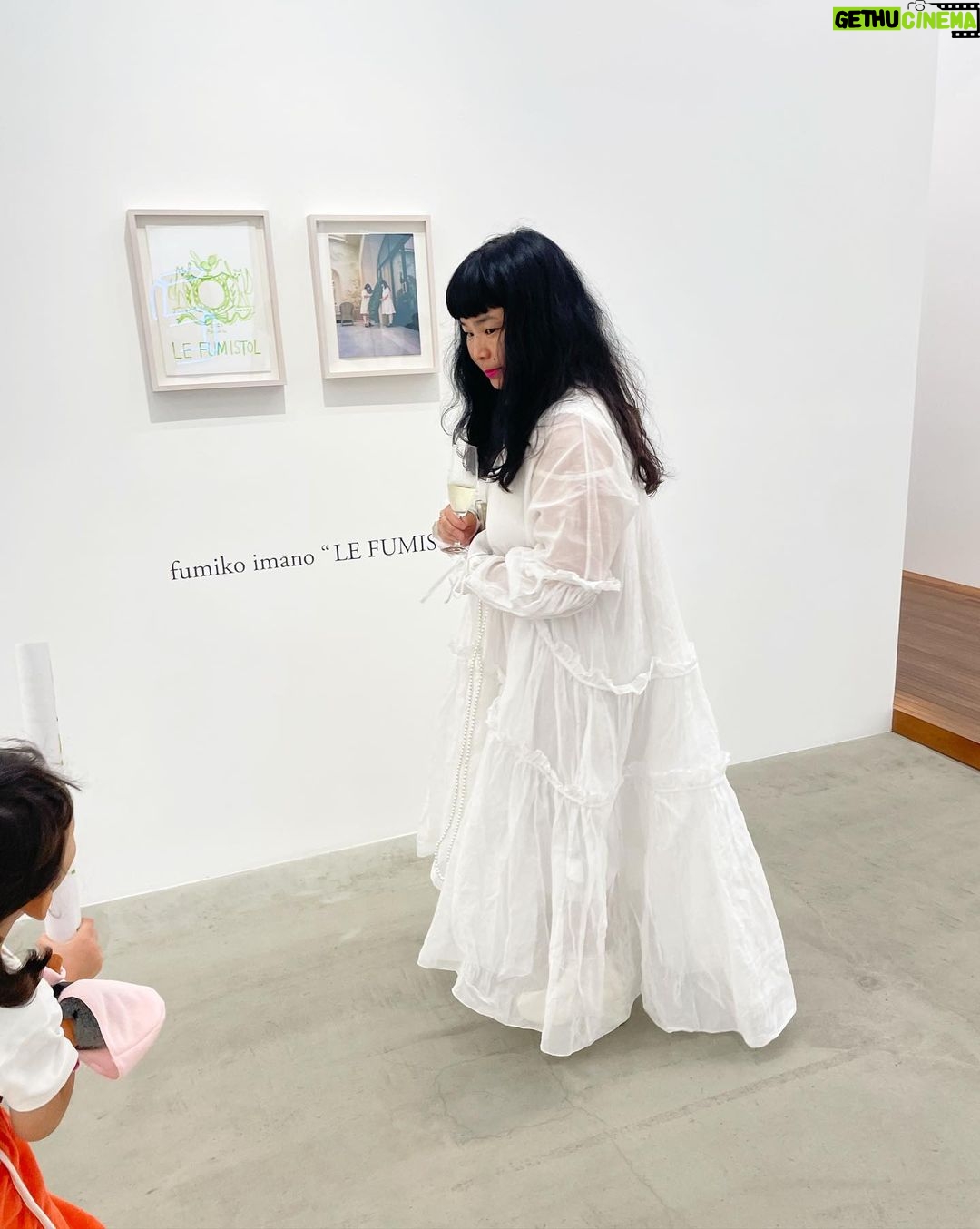 Asami Usuda Instagram - ふみこちゃんの個展へ キッキンやダイニングがとても似合うし、食器と写っているふみこちゃんが好き🍽️思い返せば2014年に見た「じぶんでやるわ!」展でも、パンと写ってる写真が好きだったな🥖