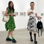 Asami Usuda Instagram - ふみこちゃんの個展へ キッキンやダイニングがとても似合うし、食器と写っているふみこちゃんが好き🍽️思い返せば2014年に見た「じぶんでやるわ！」展でも、パンと写ってる写真が好きだったな🥖
