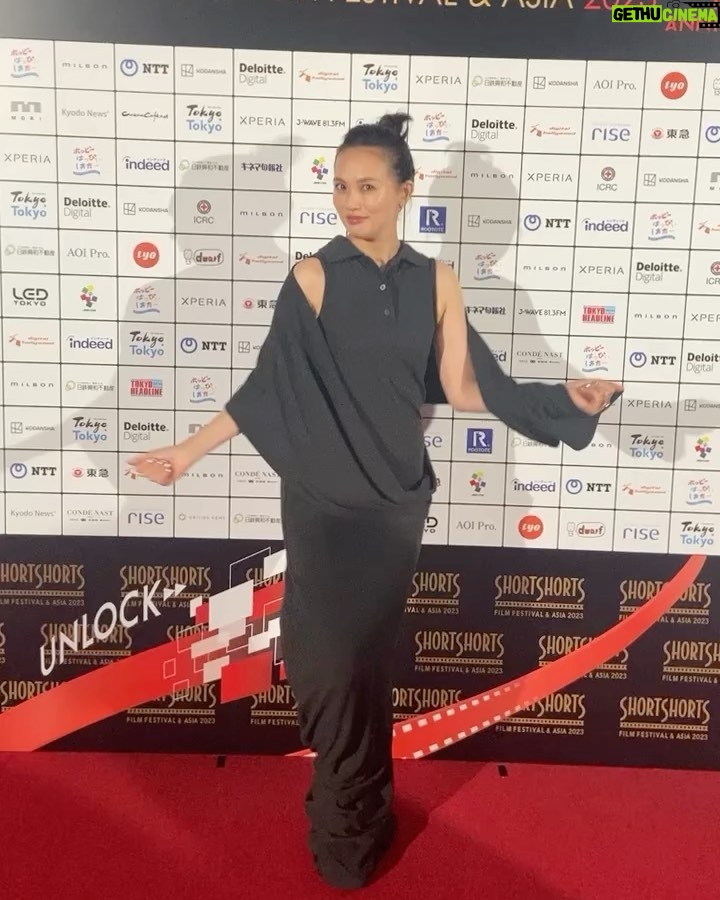 Asami Usuda Instagram - SHORT SHORT FILM FESTIVAL & ASIA 2023🎞️ アワードセレモニーに出席して参りました🎥 アットホームな映画祭ときいておりましたが、とても華やかで、賑々しく、愛のある映画祭でした✨ 『妻の電池切れ』 脚本 監督 八幡貴美 出演 臼田あさ美 青木崇高 ↑こちらの作品に参加しております YouTubeでも視聴可能です💁🏻♀️ @ssff.official #妻の電池切れ