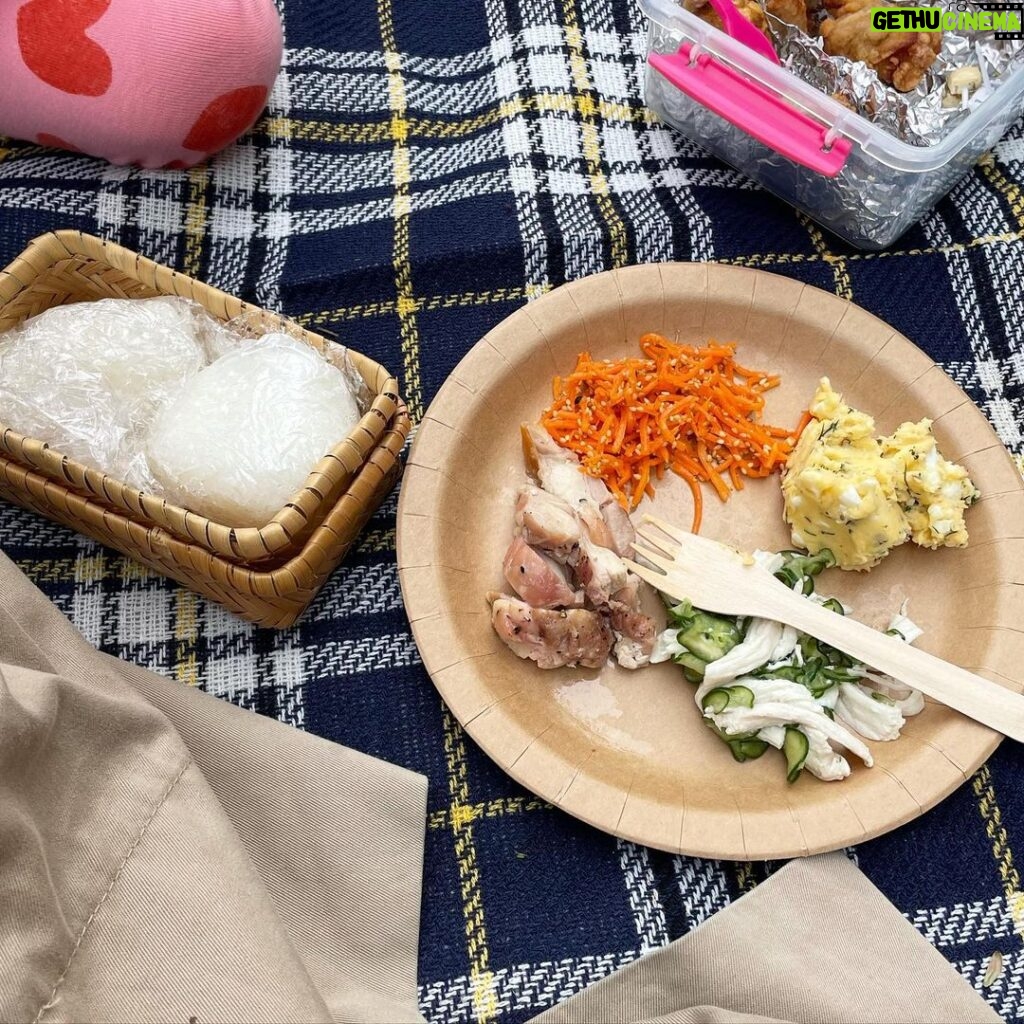 Asami Usuda Instagram - source of energy 💪🏻🔥 よっぴーの絵に囲まれる、バカリズムさんのライブで大笑い、台湾の友達ルルに会えた、ばーばの畑の野菜たち、お日様の下でピクニック、ぼーっと眺めた海、娘からの手紙🫶🏻 わたしは元気だ❤️‍🔥