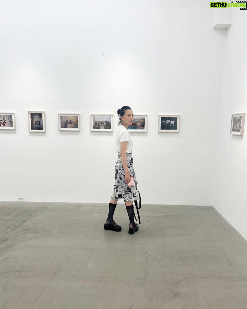 Asami Usuda Instagram - ふみこちゃんの個展へ キッキンやダイニングがとても似合うし、食器と写っているふみこちゃんが好き🍽️思い返せば2014年に見た「じぶんでやるわ！」展でも、パンと写ってる写真が好きだったな🥖