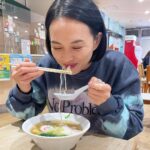 Asami Usuda Instagram - ナイターロケのとき、コーヒーをお湯で薄めて飲むのが好きです。寒いけど、外で立ち話なんかして☕️ それから遠方ロケの帰りに、夜な夜なサービスエリアで食べるラーメンも好きです🍜🫶🏻 師走ですね〜