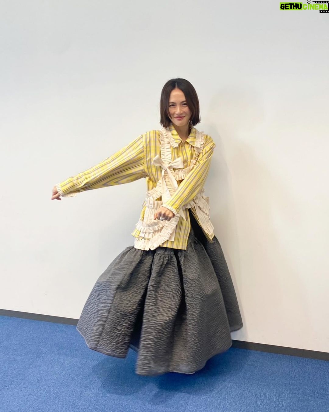 Asami Usuda Instagram - BS-TBS「夫婦の秘密」の制作発表&取材日でした🥀 @himitsu_bstbs 撮影期間約1ヶ月半、クランクアップして1週間ほど経ちますが、はらはらゾワゾワする感覚が続いていたような気がします。昨日は、みんなの元気そうな姿と明るいスタッフさんのお顔が見れて、取材もして頂き、自分の言葉で紐解いて、ようやく抜け出せたような、そんな感覚です。 2024年1月4日スタートです🌹🔥 Netflix独占配信もあります! TVerもあります! よろしくお願いします💐 #夫婦の秘密