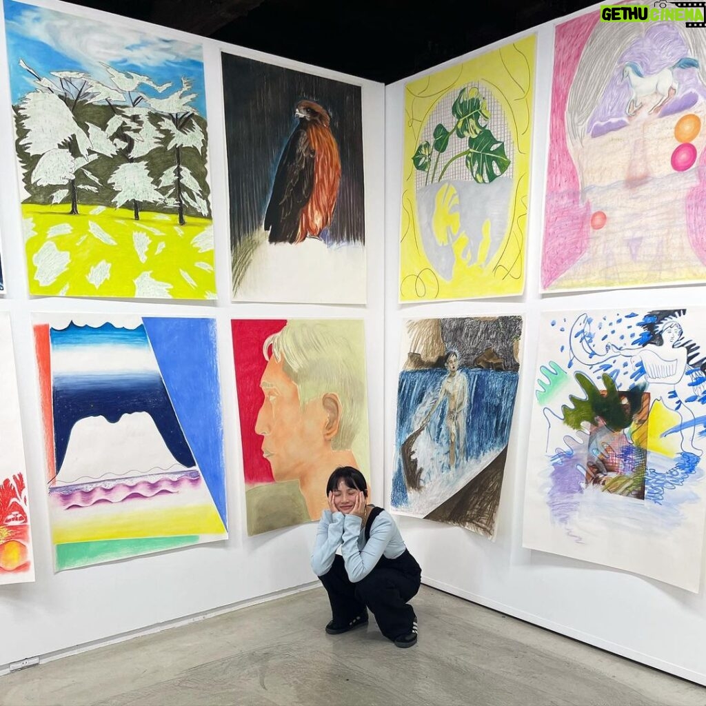 Asami Usuda Instagram - source of energy 💪🏻🔥 よっぴーの絵に囲まれる、バカリズムさんのライブで大笑い、台湾の友達ルルに会えた、ばーばの畑の野菜たち、お日様の下でピクニック、ぼーっと眺めた海、娘からの手紙🫶🏻 わたしは元気だ❤️‍🔥