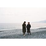 Asami Usuda Instagram - 川島小鳥が撮る、マーガレット・ハウエルを纏った臼田あさ美と井之脇海。後編 @houyhnhnm_official 冬の海もすき🌊
