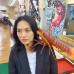 Asami Usuda Instagram – サンキューの歳になりました🧏🏻‍♀️
感謝感謝の1年にします💞

とある現場にて、あまりにも本物に見えるから記念撮影した、小道具の🦐🦀です💁🏻‍♀️
意味不明ですね➰✌🏻