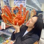 Asami Usuda Instagram – サンキューの歳になりました🧏🏻‍♀️
感謝感謝の1年にします💞

とある現場にて、あまりにも本物に見えるから記念撮影した、小道具の🦐🦀です💁🏻‍♀️
意味不明ですね➰✌🏻