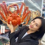 Asami Usuda Instagram – サンキューの歳になりました🧏🏻‍♀️
感謝感謝の1年にします💞

とある現場にて、あまりにも本物に見えるから記念撮影した、小道具の🦐🦀です💁🏻‍♀️
意味不明ですね➰✌🏻