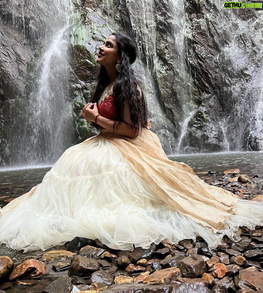 Aseema Panda Instagram - Grace of nature… ⛰️🍃🌊 Deogarh-The City of Waterfall