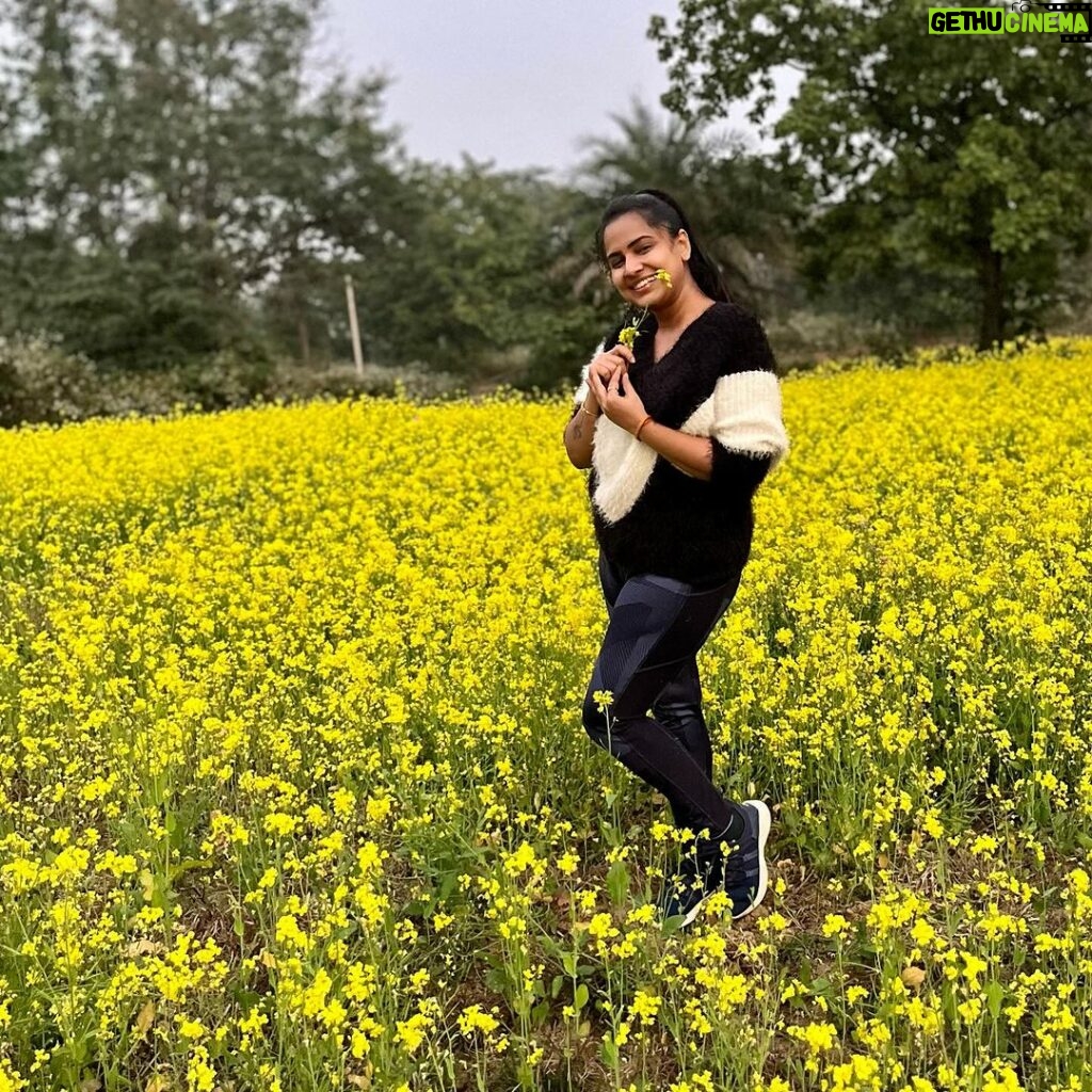 Aseema Panda Instagram - This smiling yellow beauty forced me to stop for a while and rejuvenated my sluggish soul with enormous sparkles of joy, energy, fortitude, firmness and happiness. Nature’s therapy is truly the best therapy.🍃🌱🍃 Sundargrh Odisha India