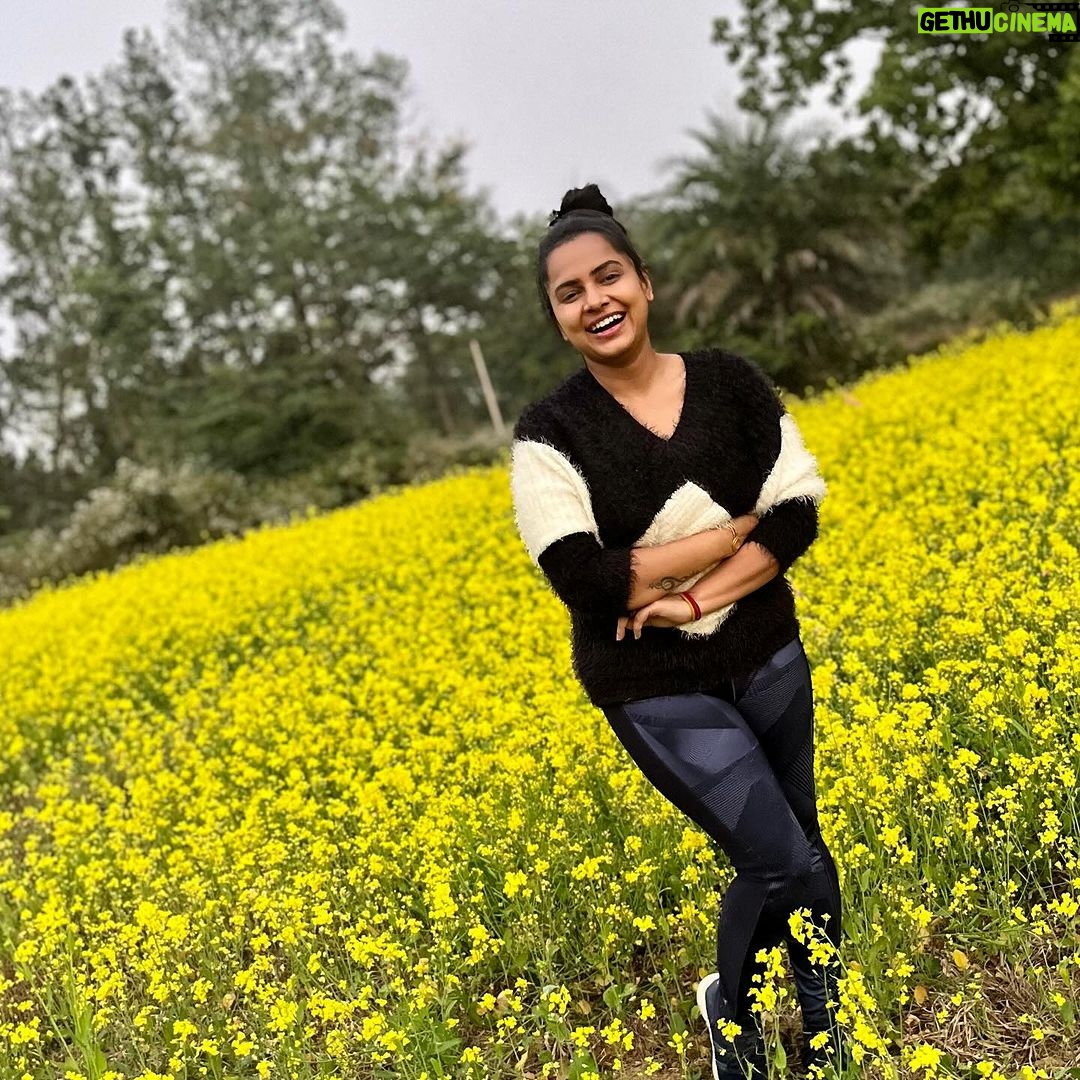 Aseema Panda Instagram - This smiling yellow beauty forced me to stop for a while and rejuvenated my sluggish soul with enormous sparkles of joy, energy, fortitude, firmness and happiness. Nature’s therapy is truly the best therapy.🍃🌱🍃 Sundargrh Odisha India