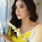 Asha Negi Instagram - जाने कितने दिनों के बाद..🌙✨ . . @shivangi.kulkarni @makeupbychanch @styling.your.soul @lavanyathelabel @socialpinnaclepr