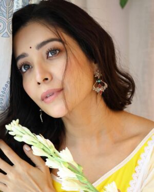 Asha Negi Instagram - जाने कितने दिनों के बाद..🌙✨
.

.
@shivangi.kulkarni 
@makeupbychanch 
@styling.your.soul 
@lavanyathelabel 
@socialpinnaclepr