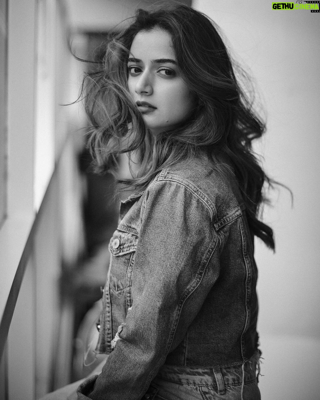 Ashika Ranganath Instagram - 🖤 Denim 🖤 In frame : actress : @ashika_rangnath Shot by : @sandeep.mv Make up : @urjapatel_artistry Hairstyle by : @paramesh_hairstylist Location : @_sunburstt_ Shot with @nikonindiaofficial #Z9 + lit with @profoto #B1X #ashikarangnath #sandeepmv #sunburstt #portraitsbySMV #SMV #nikonz9 #z9 #profoto 🖤 Bangalore, India