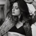 Ashika Ranganath Instagram - Denim affair 💙 Shot by @sandeep.mv Make up @urjapatel_artistry Hair @paramesh_hairstylist