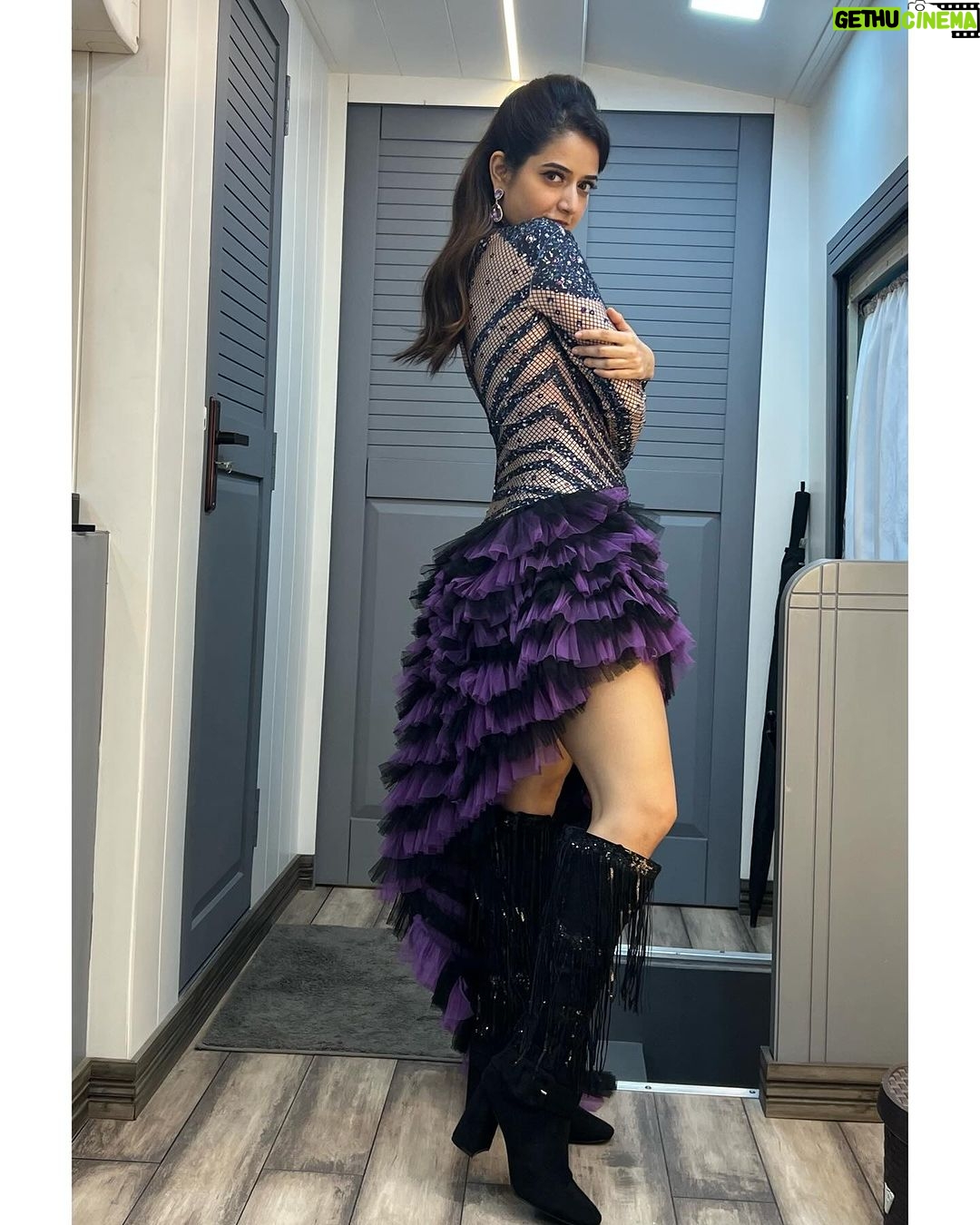 Ashika Ranganath Instagram - Vanity diaries πΈπ Special mention to our dearest @laxmikrishnaofficial for this beautiful outfit last minute for a performance π«Άπ» P.s last picture shows how much fun my staff are π
β₯οΈ