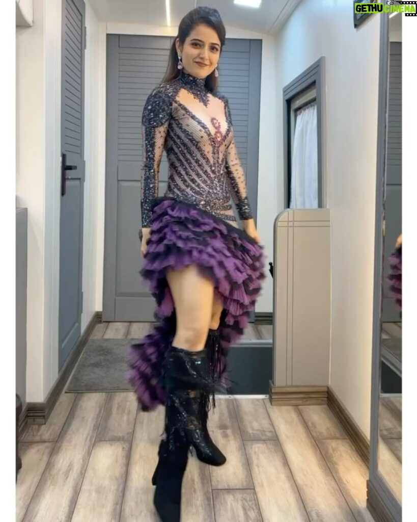 Ashika Ranganath Instagram - Vanity diaries 🌸💜 Special mention to our dearest @laxmikrishnaofficial for this beautiful outfit last minute for a performance 🫶🏻 P.s last picture shows how much fun my staff are 😅♥
