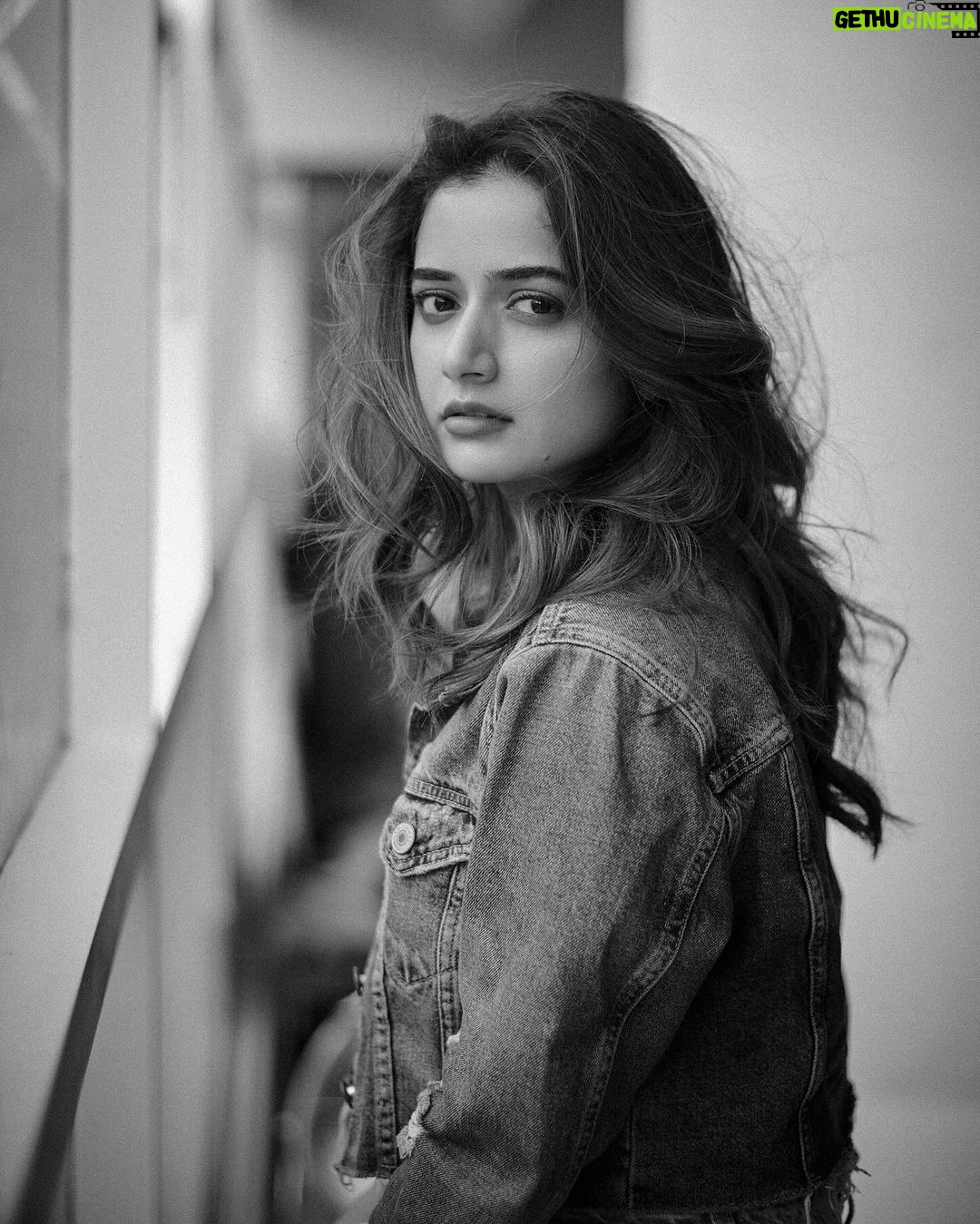 Ashika Ranganath Instagram - 🖤 Denim 🖤 In frame : actress : @ashika_rangnath Shot by : @sandeep.mv Make up : @urjapatel_artistry Hairstyle by : @paramesh_hairstylist Location : @_sunburstt_ Shot with @nikonindiaofficial #Z9 + lit with @profoto #B1X #ashikarangnath #sandeepmv #sunburstt #portraitsbySMV #SMV #nikonz9 #z9 #profoto 🖤 Bangalore, India