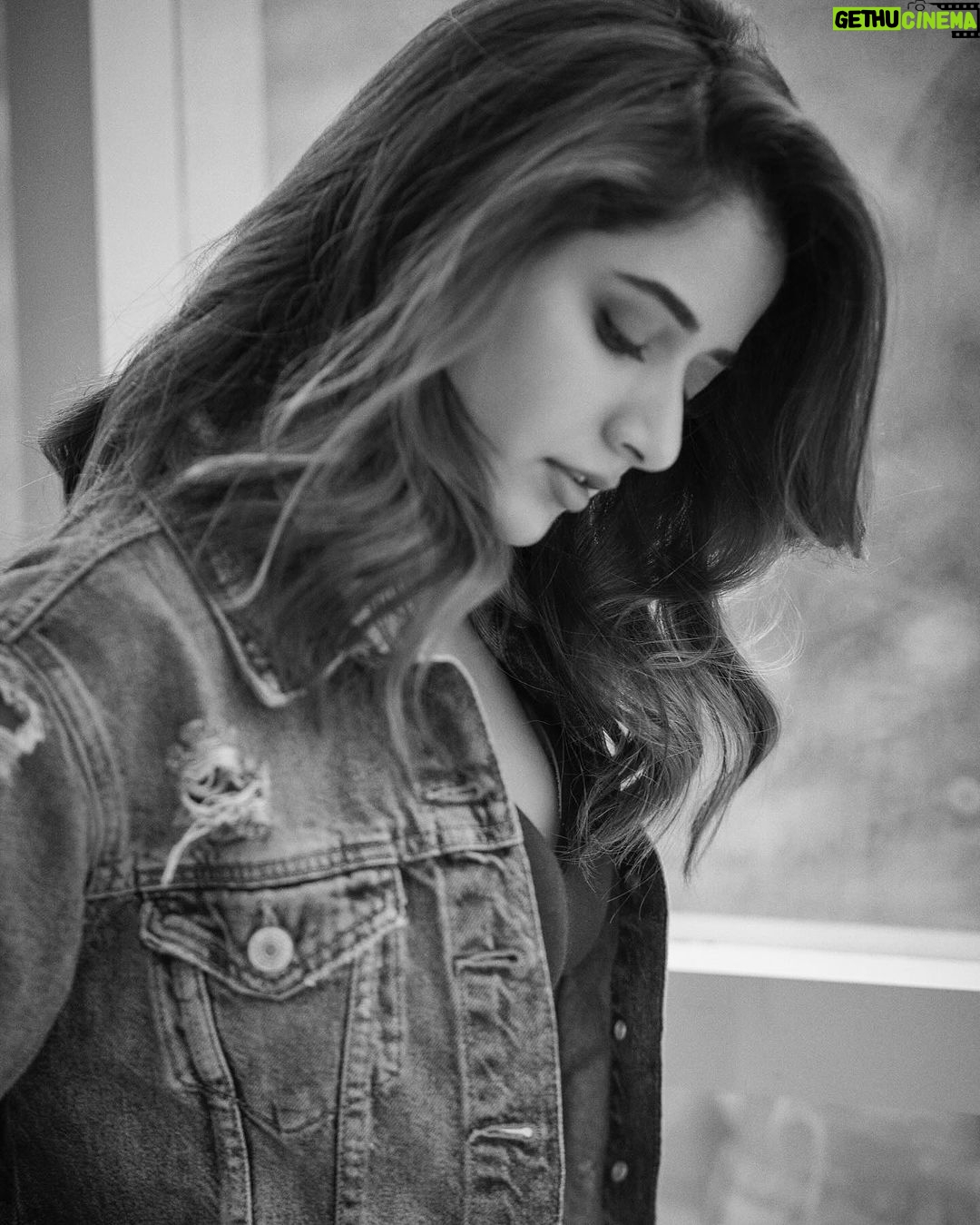 Ashika Ranganath Instagram - 🖤 Denim 🖤 In frame : actress : @ashika_rangnath Shot by : @sandeep.mv Make up : @urjapatel_artistry Hairstyle by : @paramesh_hairstylist Location : @_sunburstt_ Shot with @nikonindiaofficial #Z9 + lit with @profoto #B1X #ashikarangnath #sandeepmv #sunburstt #portraitsbySMV #SMV #nikonz9 #z9 #profoto 🖤 Bangalore, India