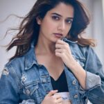 Ashika Ranganath Instagram - Denim affair 💙 Shot by @sandeep.mv Make up @urjapatel_artistry Hair @paramesh_hairstylist