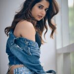 Ashika Ranganath Instagram - Denim affair 💙 Shot by @sandeep.mv Make up @urjapatel_artistry Hair @paramesh_hairstylist