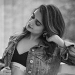 Ashika Ranganath Instagram - Denim affair 💙 Shot by @sandeep.mv Make up @urjapatel_artistry Hair @paramesh_hairstylist
